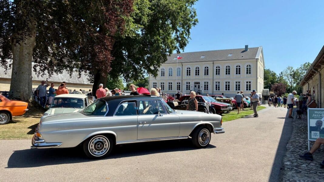 Oldtimer Nordansicht 1 Jubiläum mit PS und Pinsel: 10. Oldtimertreffen und neue Kunstausstellung auf Gut Oestergaard