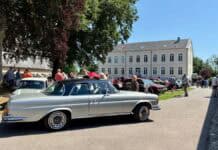 Jubiläum mit PS und Pinsel: 10. Oldtimertreffen und neue Kunstausstellung auf Gut Oestergaard Jubiläum mit PS und Pinsel: 10. Oldtimertreffen und neue Kunstausstellung auf Gut Oestergaard