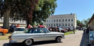 Jubiläum mit PS und Pinsel: 10. Oldtimertreffen und neue Kunstausstellung auf Gut Oestergaard Jubiläum mit PS und Pinsel: 10. Oldtimertreffen und neue Kunstausstellung auf Gut Oestergaard