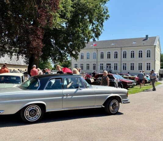 Jubiläum mit PS und Pinsel: 10. Oldtimertreffen und neue Kunstausstellung auf Gut Oestergaard Jubiläum mit PS und Pinsel: 10. Oldtimertreffen und neue Kunstausstellung auf Gut Oestergaard