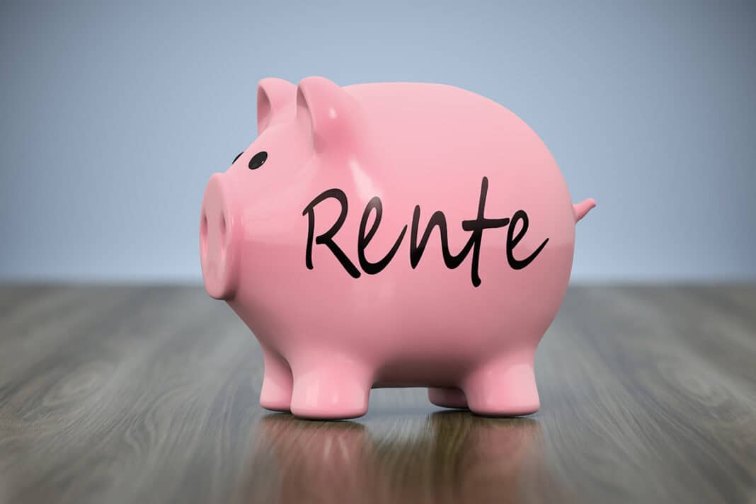 piggy bank with the word pension in german language Mit welcher Rente zählt man heute zur Mittelschicht?
