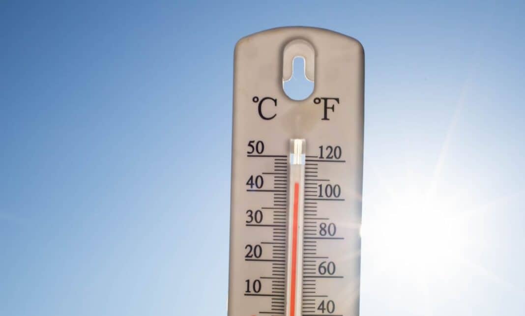 thermometer over 38 degrees heat wave Gesundheitsrisiken durch Hitze