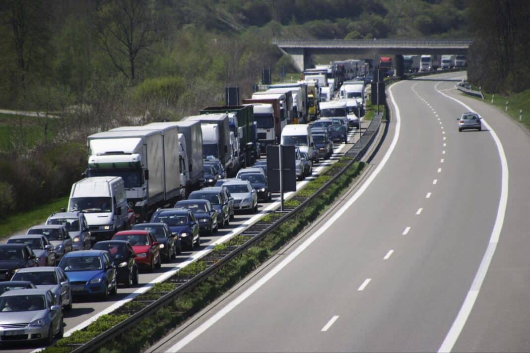 high-angle-view-of-traffic-on-the-autobahn-german-2026-03-26-08-23-34-utc Stau auf der Autobahn: Diese Regeln sollten Autofahrer kennen