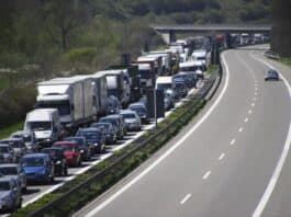 Stau auf der Autobahn: Diese Regeln sollten Autofahrer kennen Stau auf der Autobahn: Diese Regeln sollten Autofahrer kennen