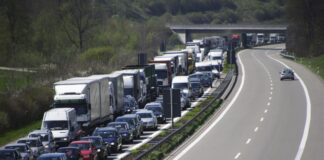 Stau auf der Autobahn: Diese Regeln sollten Autofahrer kennen Stau auf der Autobahn: Diese Regeln sollten Autofahrer kennen