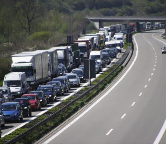 Stau auf der Autobahn: Diese Regeln sollten Autofahrer kennen Stau auf der Autobahn: Diese Regeln sollten Autofahrer kennen