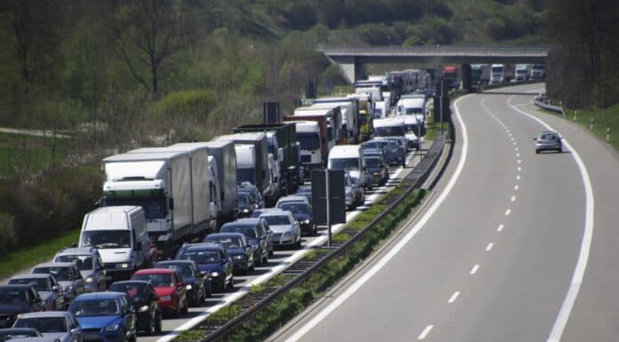 Stau auf der Autobahn: Diese Regeln sollten Autofahrer kennen Stau auf der Autobahn: Diese Regeln sollten Autofahrer kennen