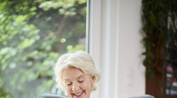 Wenn die Eltern allein zu Hause leben: Hausnotruf informiert Angehörige jetzt auch per Smartphone Wenn die Eltern allein zu Hause leben: Hausnotruf informiert Angehörige jetzt auch per Smartphone