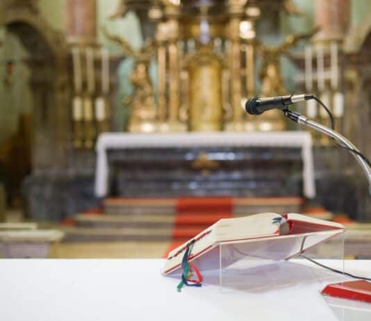 „Alles hat seine Zeit“ – Gottesdienst zu Momo für Jung und Alt „Alles hat seine Zeit“ – Gottesdienst zu Momo für Jung und Alt