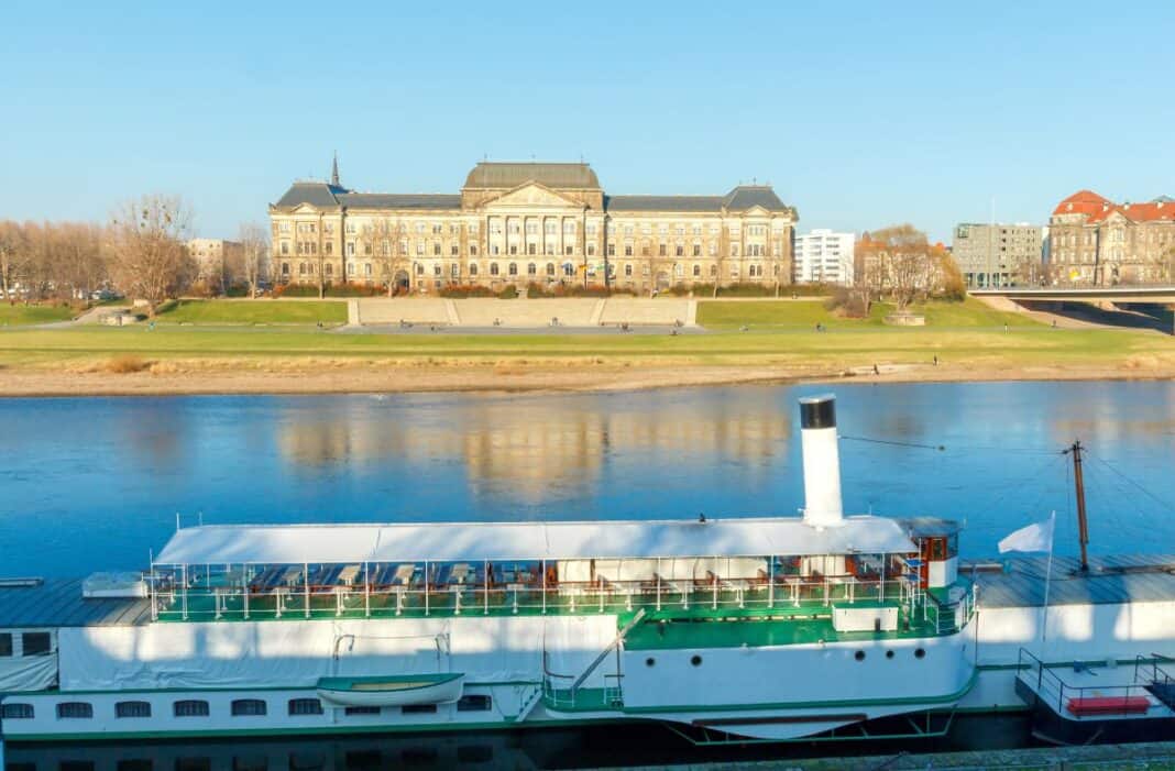 riverfront-architecture-with-boat-in-calm-water-2026-03-25-22-43-40-utc Raddampfer