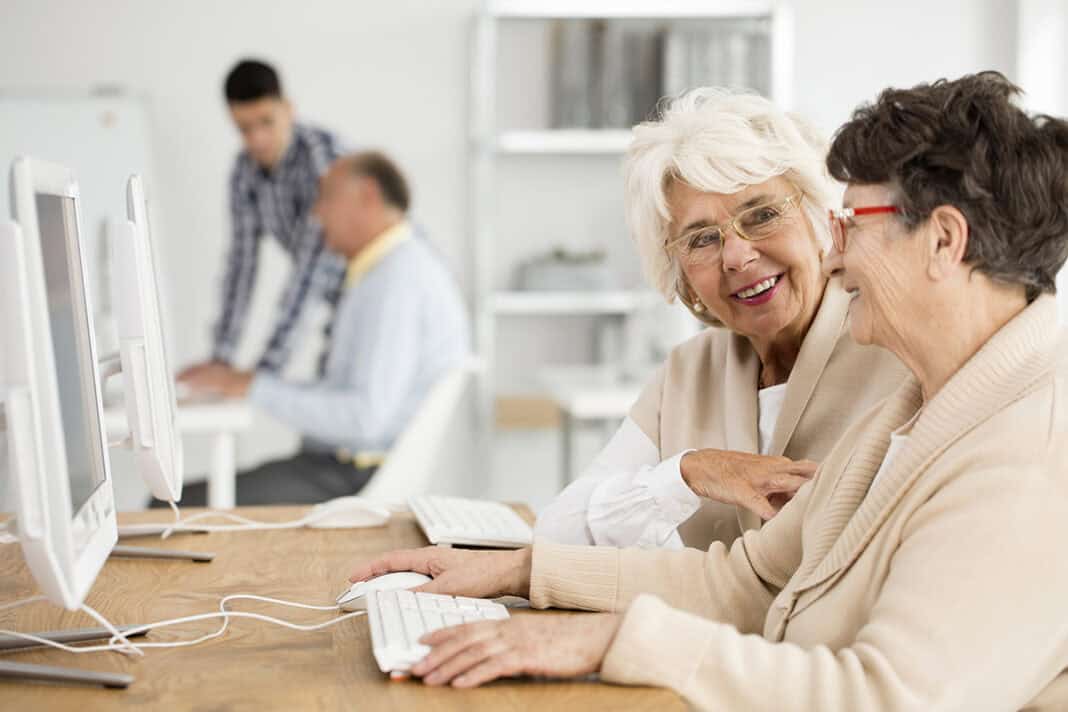 Senior ladies during IT classes Digitale Hilfe für Best Ager
