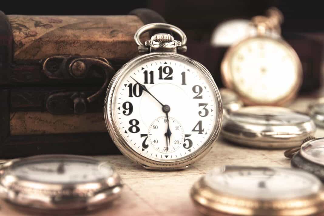 Antique retro silver pocket clock Zeitumstellung am 25. Oktober: Tipps für die innere Uhr