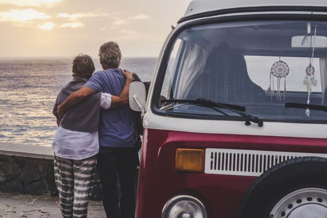 Senior couple traveling in a vintage van, looking at the sea with arms around So bleibt Ihr Volkswagen lange zuverlässig