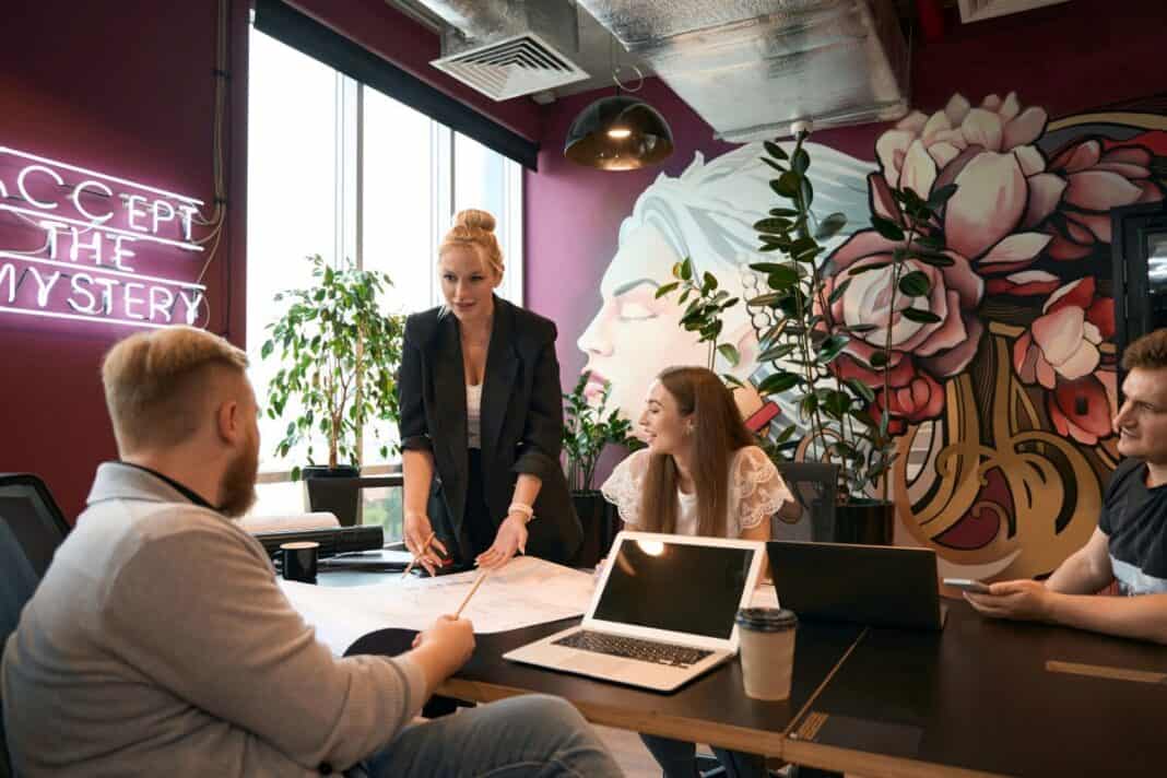 Group of design professionals discussing floor plan Welche Marketing-Agentur passt zu Ihren Wachstumszielen in Deutschland?
